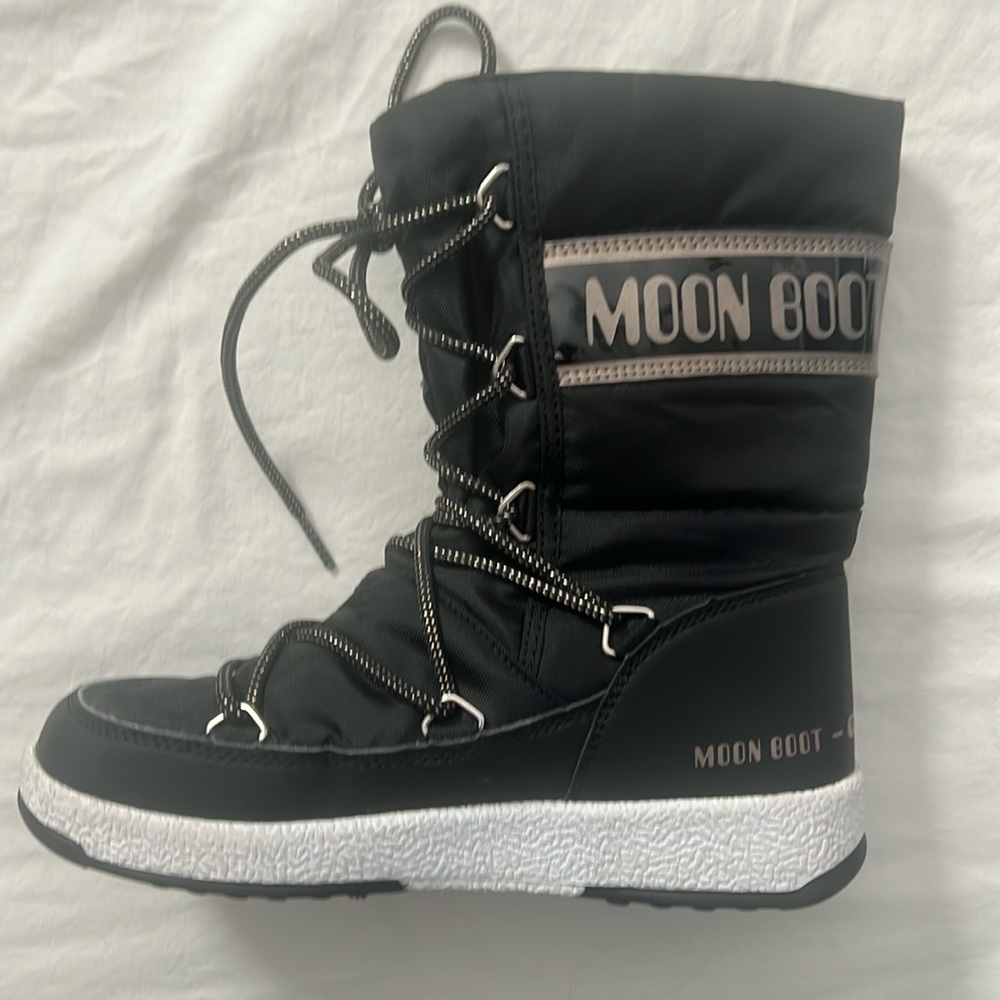 Moon boot size 2. Barely worn (wore on one dinner for a trip).